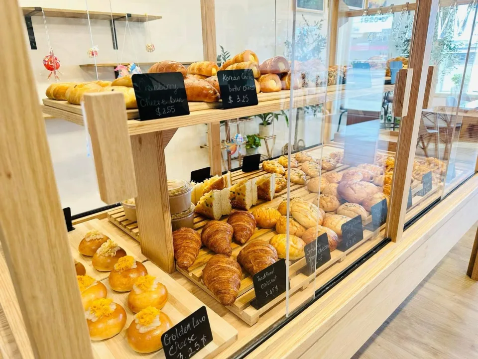 Khay bánh mới ra lò tại Trịnh Tấn Đồng